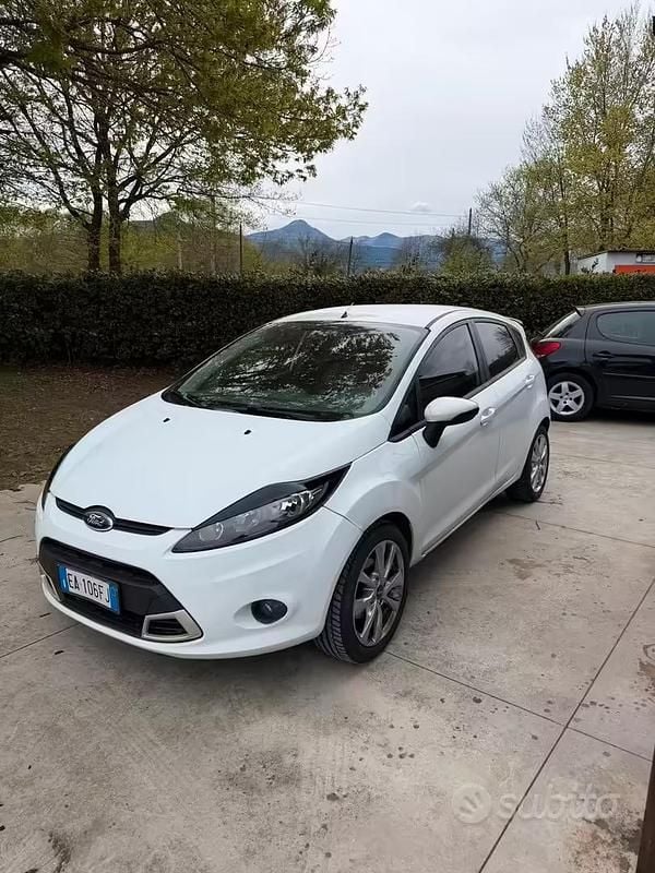 Usata Ford Fiesta Business Edition 97 CV (71 kW) 2011 Bianco Utilitaria