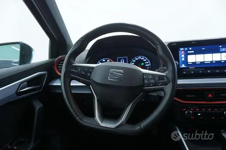 Käytetty Seat Arona FR 110 HP (80 kW) 2023 Harmaa Katumaasturi