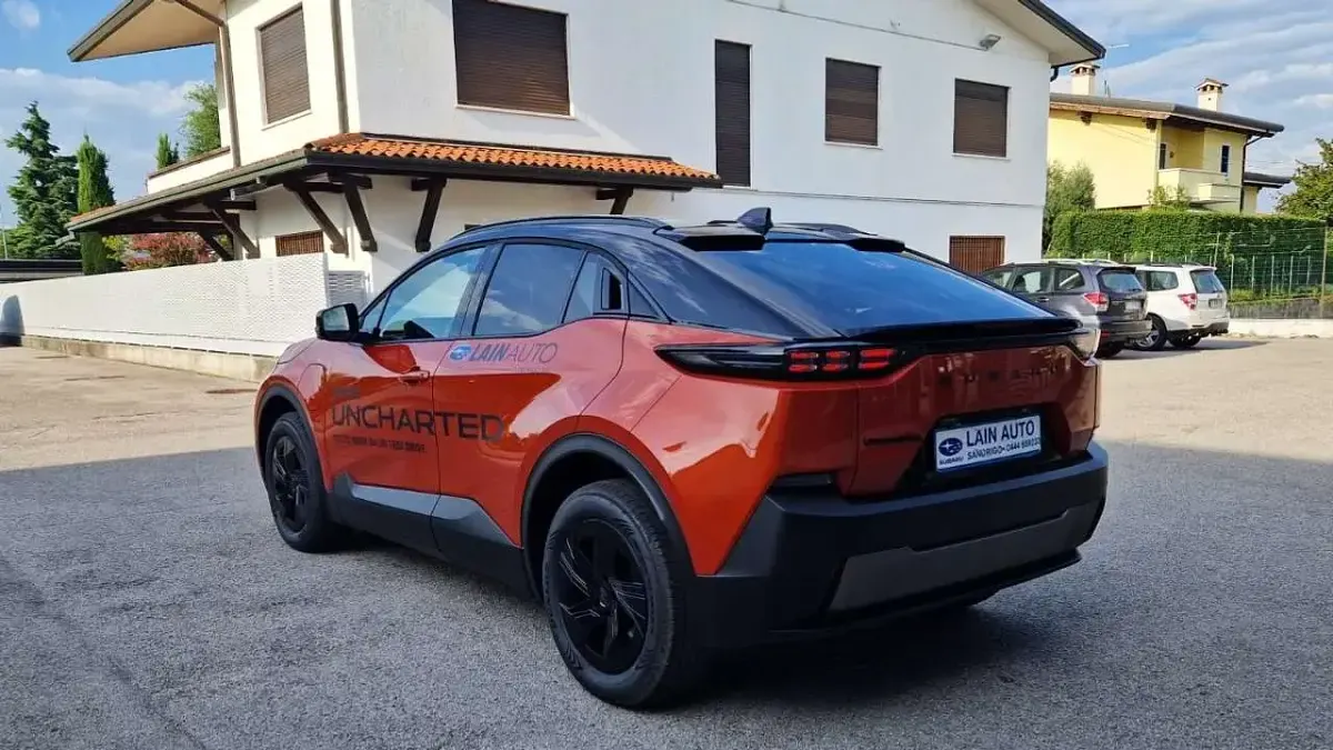 Nuova Subaru Uncharted 63 kW (87 CV) 2026 Arancione SUV