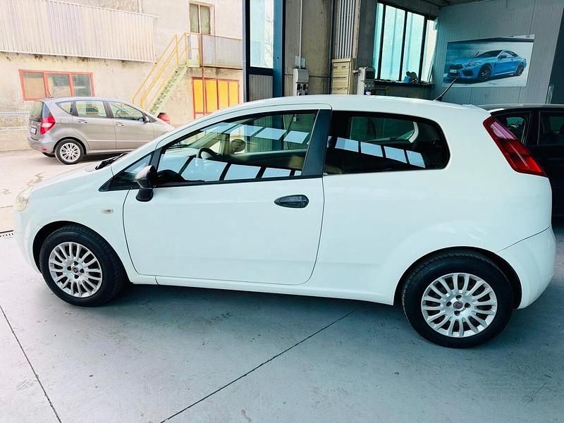 Usata Fiat Grande Punto 75 CV (55 kW) 2009 Bianco Utilitaria