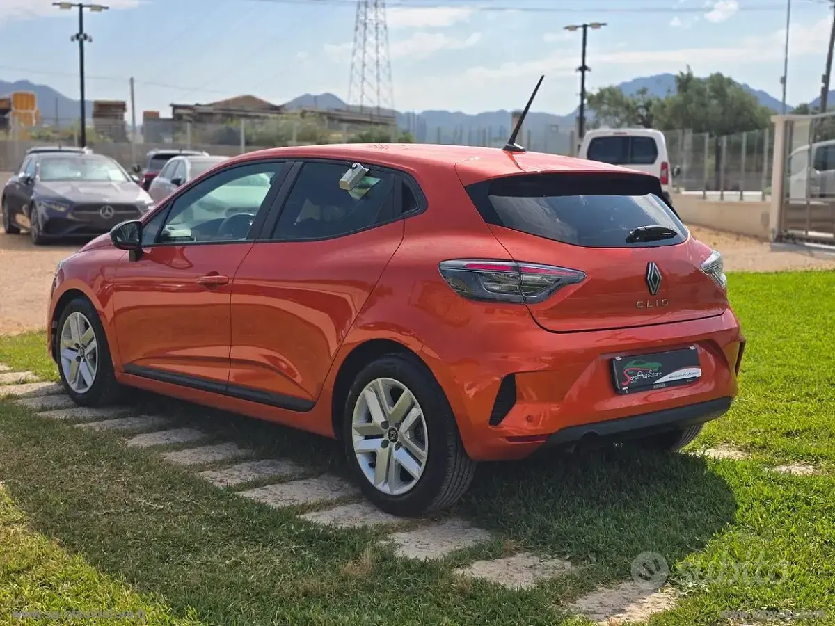 Usata Renault Clio V Evolution 101 CV (74 kW) 2024 Arancione Berlina