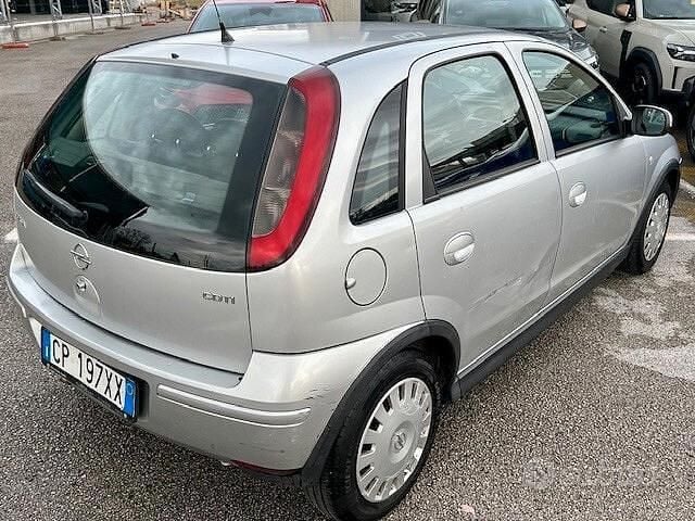 Usata Opel Corsa 69 CV (50 kW) 2004 Grigio Utilitaria