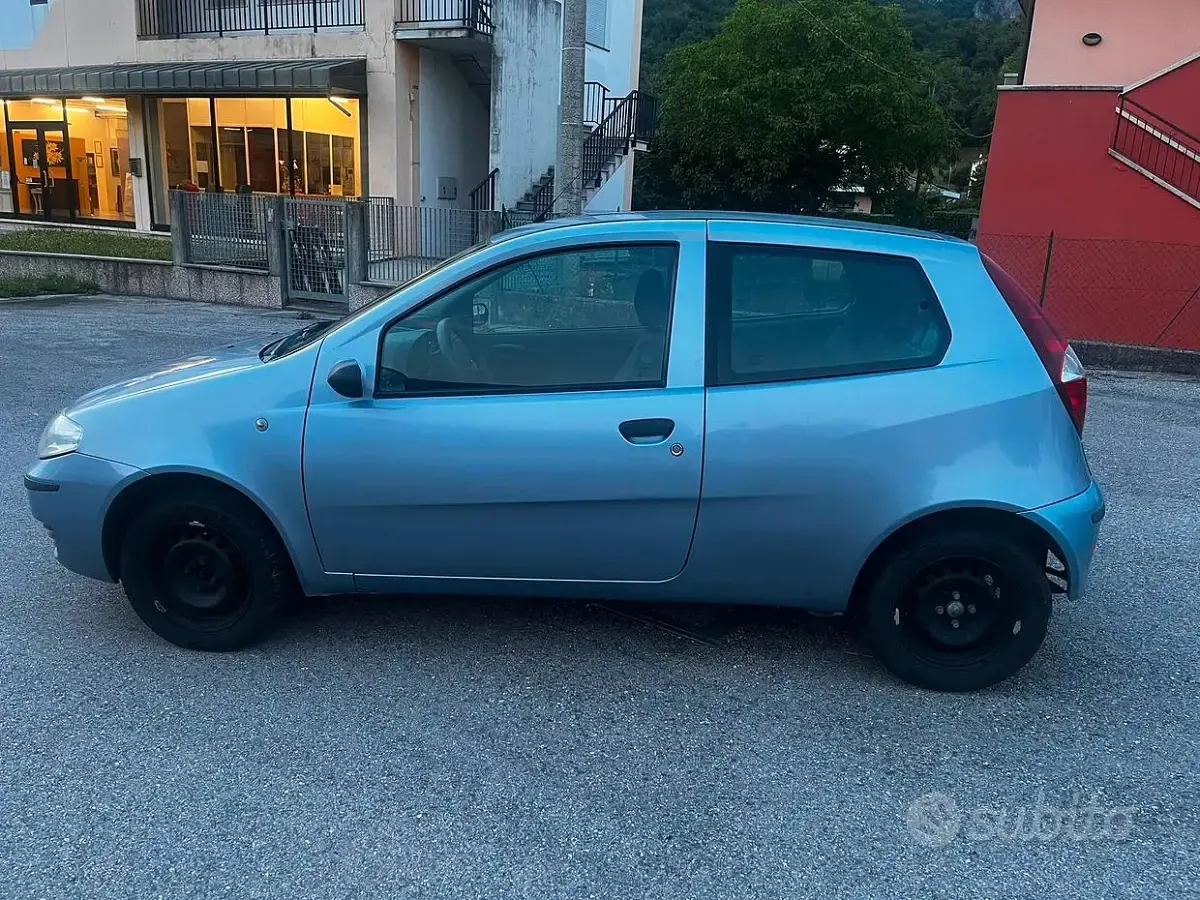 Usata Fiat Punto Active 60 CV (44 kW) 2009 Bluazzurro Utilitaria