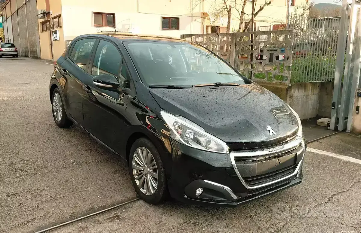 Usata Peugeot 208 82 CV (60 kW) 2018 Nero Utilitaria