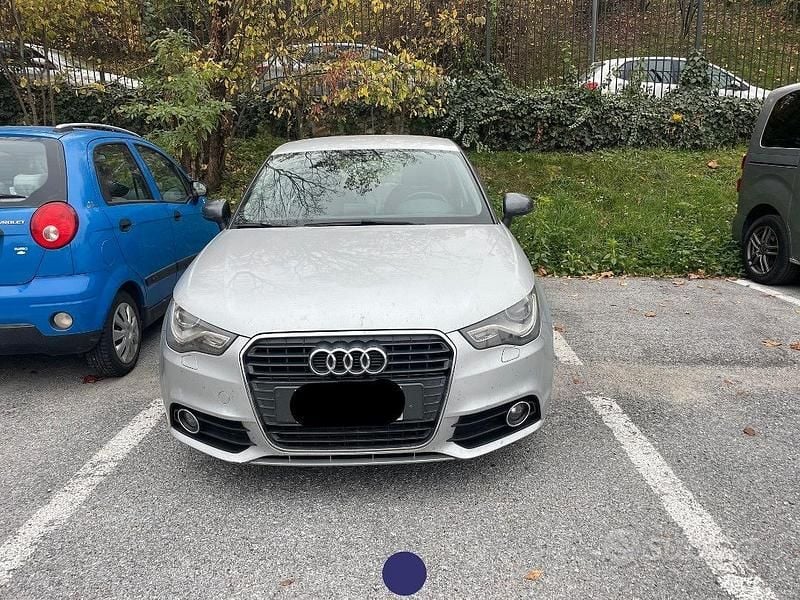 Grigio Usata 2013 Audi A1 Sportback Due volumi | 9000 € (Buon prezzo) - Immagine 1/4