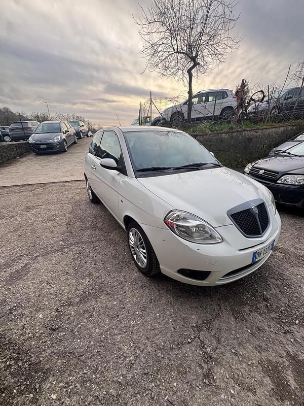 Usata Lancia Ypsilon 75 CV (55 kW) 2009 Bianco Utilitaria