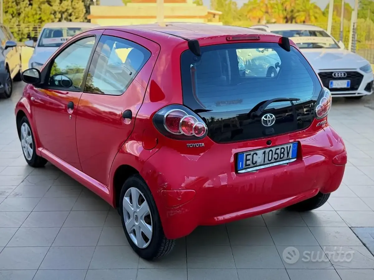 Usata Toyota Aygo 68 CV (50 kW) 2010 Rosso Utilitaria