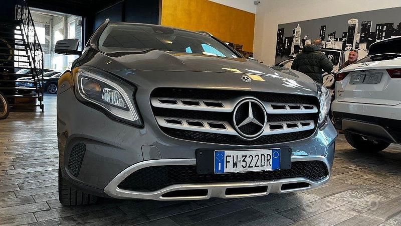 Usata Mercedes GLA180 122 CV (89 kW) 2019 Grigio SUV