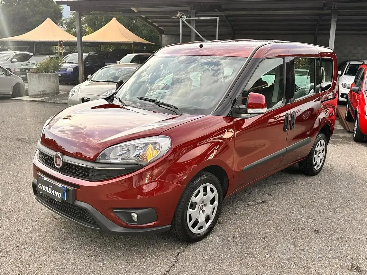 Usata Fiat Doblò Lounge 120 CV (88 kW) 2016 Viola Monovolume