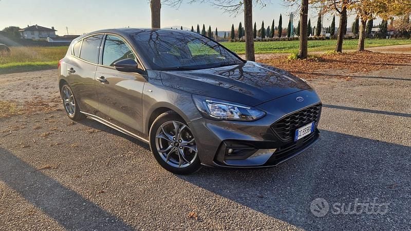 Grigio Usata 2020 Ford Focus ST-Line Berlina | 18.200 € (Buon prezzo) - Immagine 1/4