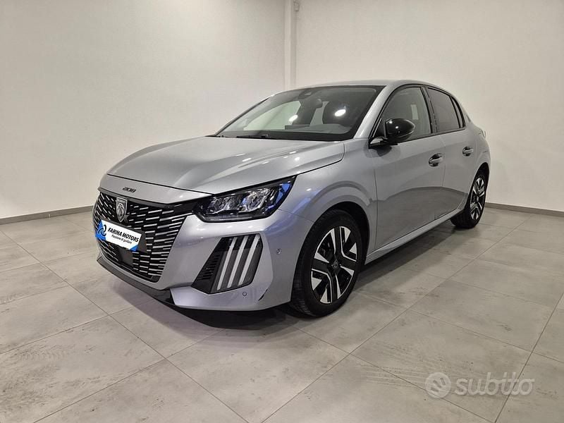 Usata Peugeot 208 Allure 101 CV (74 kW) 2024 Vari colori Utilitaria