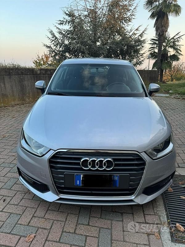 Usata 2015 Audi A1 Ambiente Tre volumi | 11.000 € (Buon prezzo) - Immagine 1/4