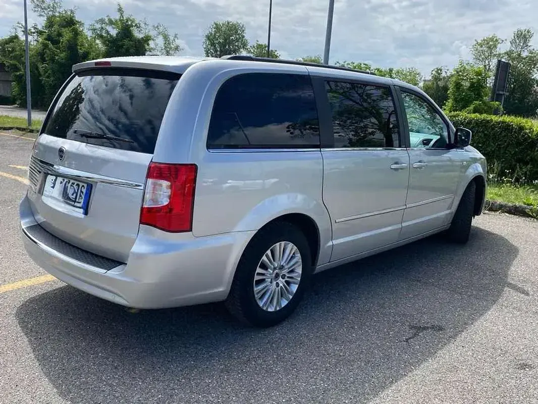 Usata Lancia Voyager Gold 163 CV (119 kW) 2012 Grigio Monovolume
