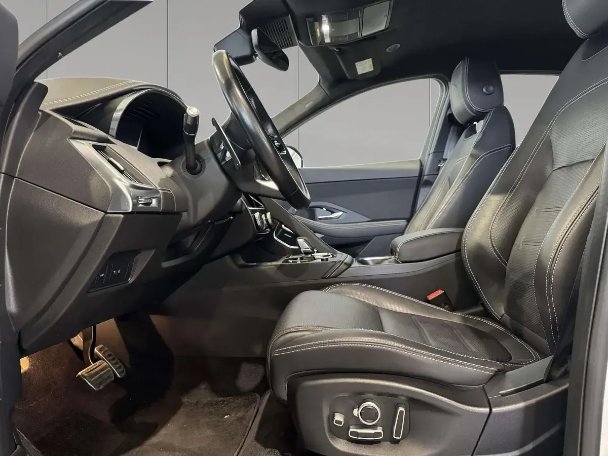 Usata Jaguar E-Pace R-Dynamic 204 CV (150 kW) 2021 Bianco SUV