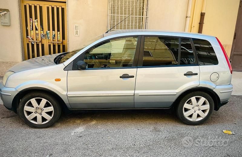 Usata Ford Fusion 68 CV (50 kW) 2005 Grigio Berlina