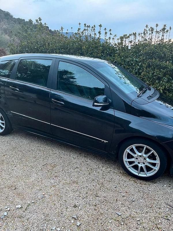Usata Mercedes B200 140 CV (102 kW) 2009 Nero Monovolume