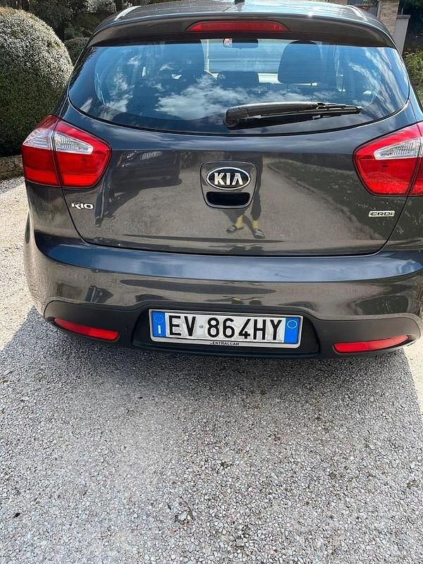 Usado Kia Rio Active 75 HP (55 kW) 2014 Cinzento Sedan