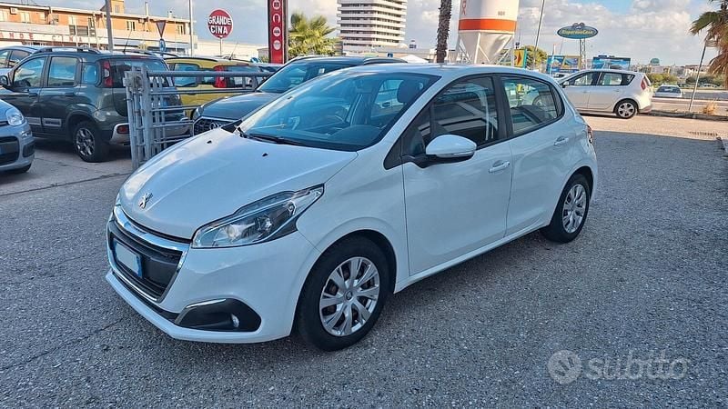 Usata Peugeot 208 Active 101 CV (74 kW) 2019 Bianco Utilitaria