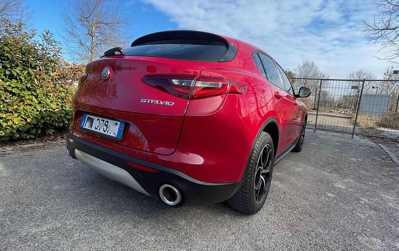 Usata Alfa Romeo Stelvio Business 209 CV (153 kW) 2018 Rosso SUV