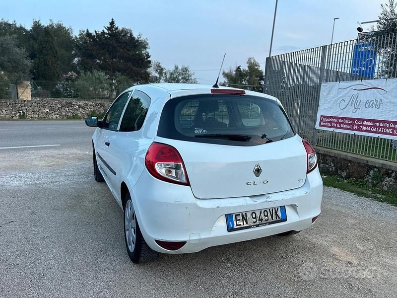 Usata Renault Clio II 75 CV (55 kW) 2011 Bianco Berlina