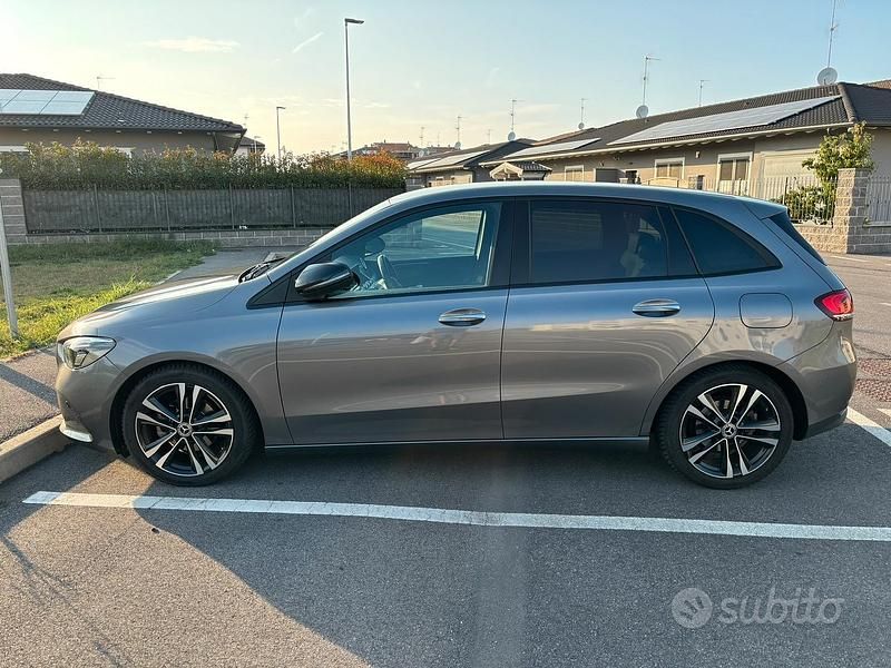 Usata Mercedes B180 136 CV (100 kW) 2019 Grigio Monovolume