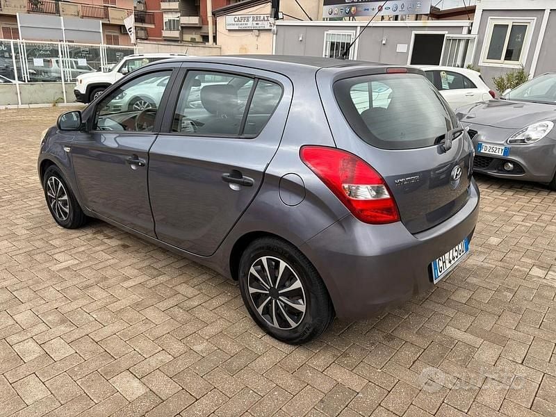 Usata Hyundai i20 Comfort 78 CV (57 kW) 2009 Grigio Utilitaria