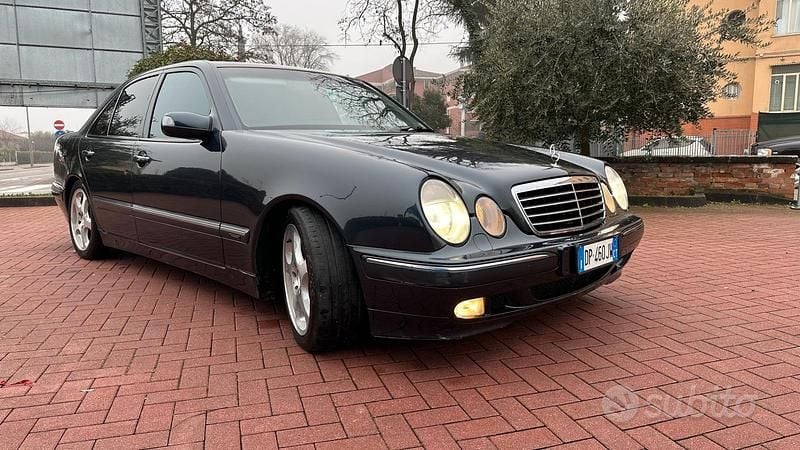 Usata Mercedes E220 143 CV (105 kW) 1999 Verde Berlina