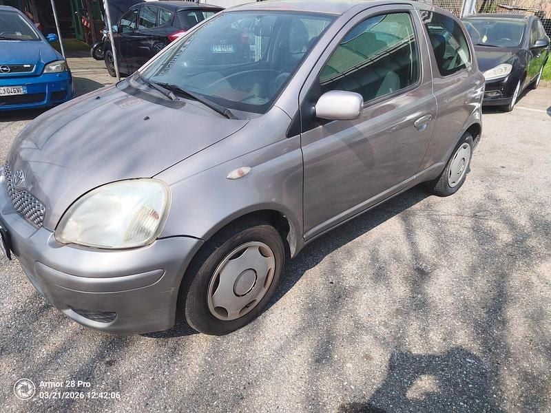 Usata Toyota Yaris 65 CV (47 kW) 2004 Argento Berlina