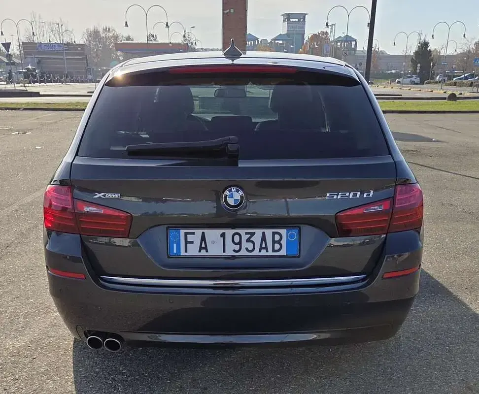 Usata BMW 520 Luxury Line 190 CV (139 kW) 2015 Grigio Station wagon
