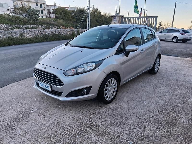 Grigio Usata 2014 Ford Fiesta Titanium Tre volumi | 5850 € (Buon prezzo) - Immagine 1/4