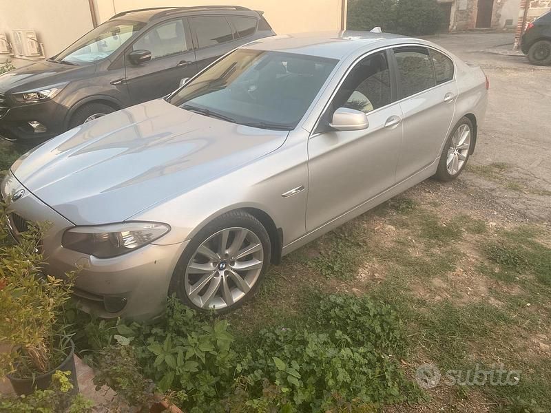 Grigio Usata 2011 BMW 520 Tre volumi | 4900 € (Super prezzo) - Immagine 1/4