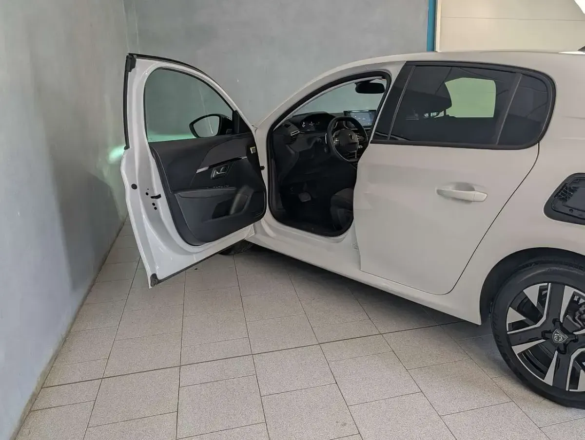 Usata Peugeot 208 Allure 101 CV (74 kW) 2025 Bianco Utilitaria