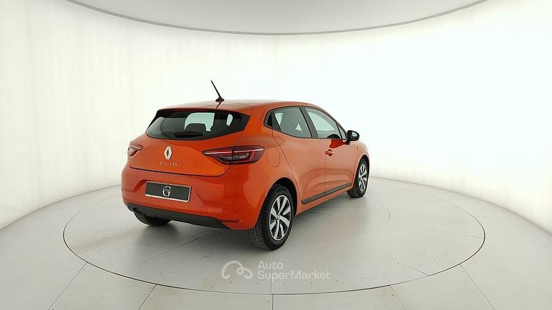 Usata Renault Clio V SE 67 CV (49 kW) 2022 Arancione Berlina
