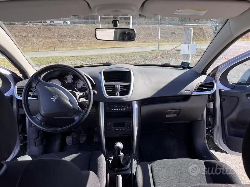 Usado Peugeot 207 88 CV (64 kW) 2006 Gris Berlina