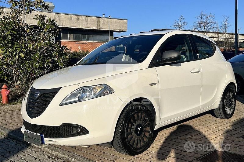 Usata Lancia Ypsilon 69 CV (50 kW) 2015 Bianco Utilitaria