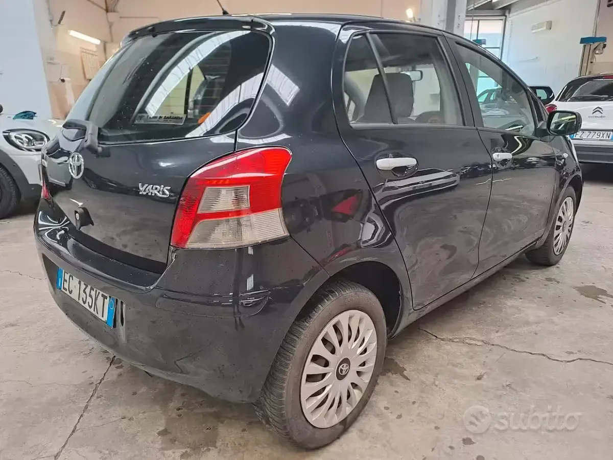 Usata Toyota Yaris 101 CV (74 kW) 2010 Nero Utilitaria