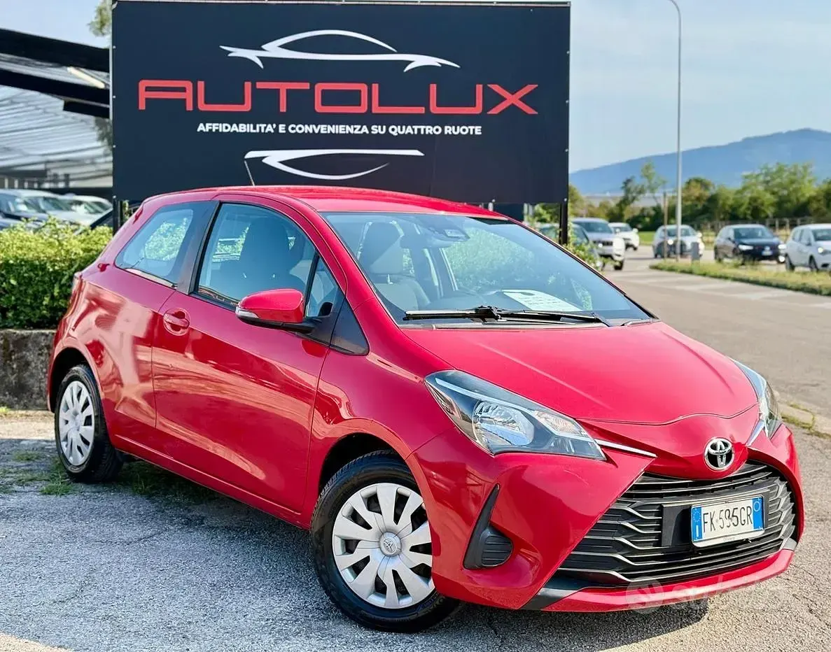 Usata Toyota Yaris Active 69 CV (50 kW) 2017 Rosso Utilitaria