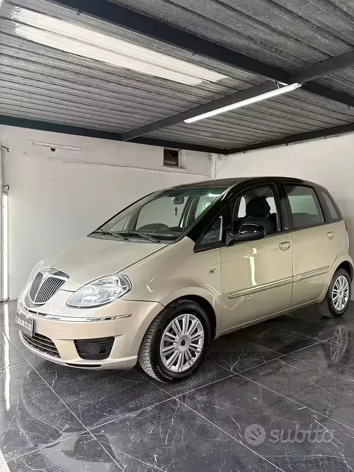 Usata Lancia Musa 95 CV (69 kW) 2011 Grigio Monovolume