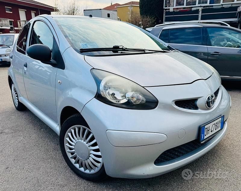 Usata Toyota Aygo 67 CV (49 kW) 2007 Grigio Utilitaria