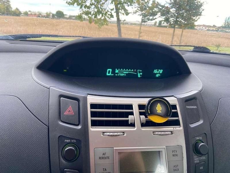 Usata Toyota Yaris Sol 87 CV (63 kW) 2008 Grigio Utilitaria