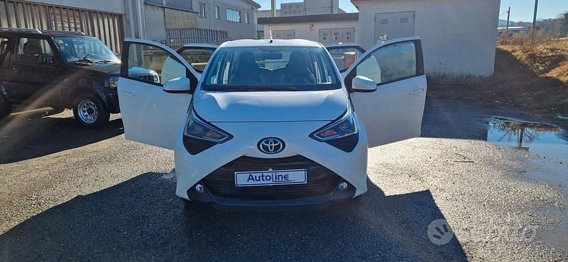 Usata Toyota Aygo Connect Style 72 CV (52 kW) 2021 Bianco Utilitaria