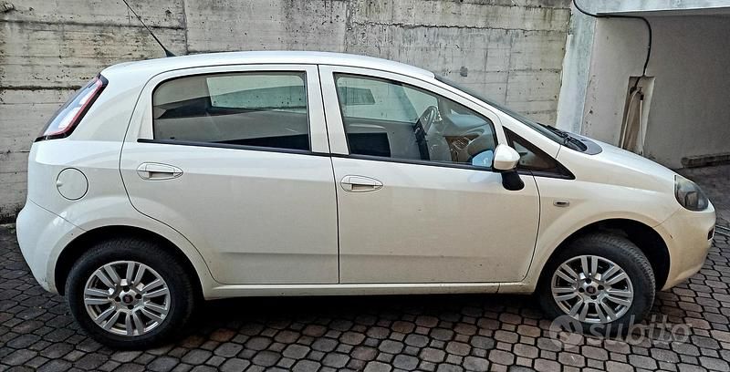 Bianco Usata 2015 Fiat Grande Punto Due volumi | 4600 € (Buon prezzo) - Immagine 1/4