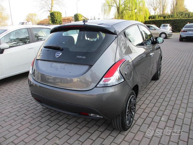 Usata Lancia Ypsilon Silver 69 CV (50 kW) 2023 Grigio Utilitaria