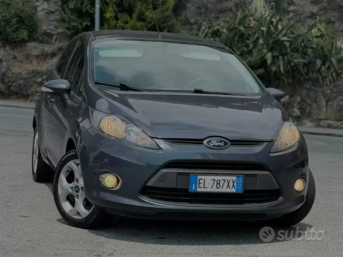 Usata Ford Fiesta 82 CV (60 kW) 2012 Grigio Berlina