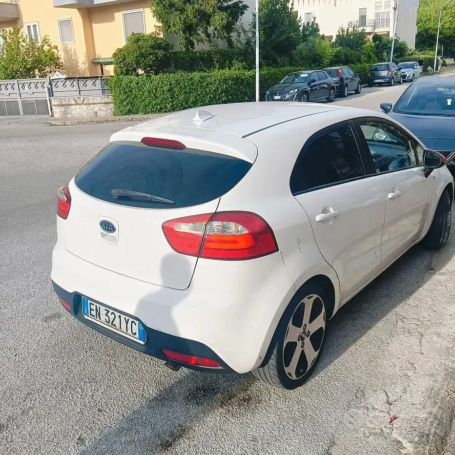 Usata Kia Rio 75 CV (55 kW) 2013 Bianco Berlina