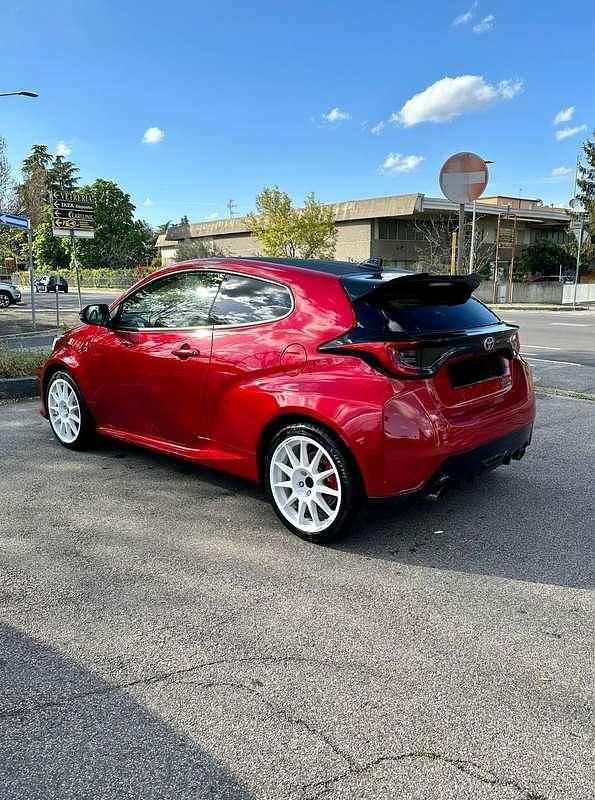 Usata Toyota Yaris 261 CV (191 kW) 2022 Rosso Utilitaria