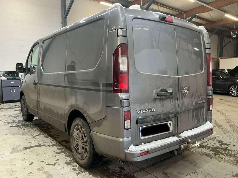 Usata Opel Vivaro 140 CV (102 kW) 2015 Blu/azzurro Monovolume