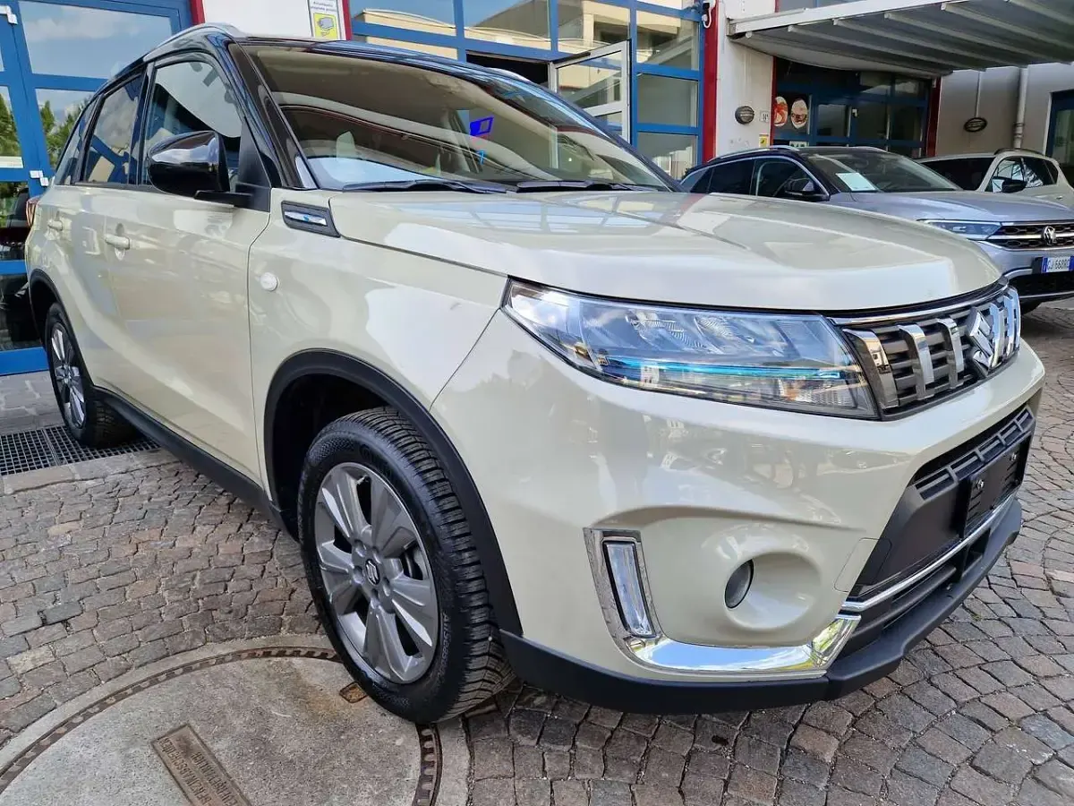 Usata Suzuki Vitara Comfort 129 CV (94 kW) 2024 Savannah/black pearl metallic SUV