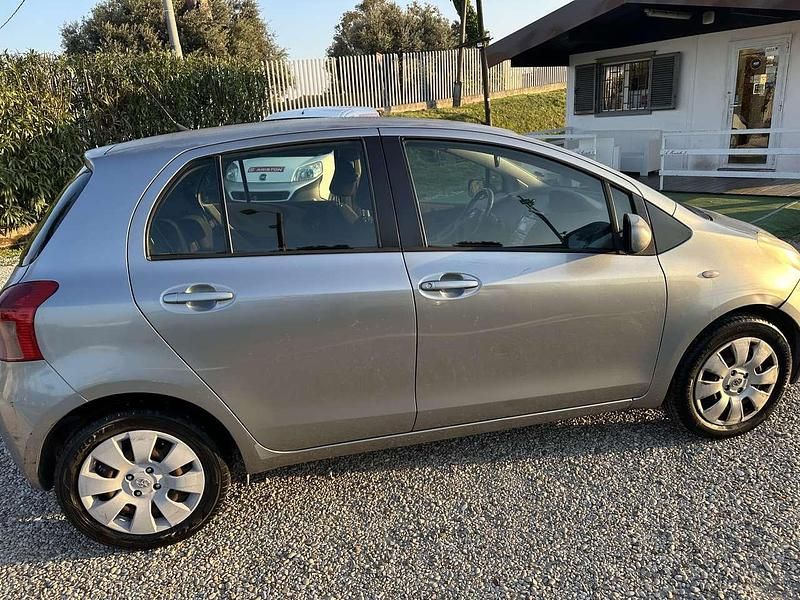 Usata Toyota Yaris Sol 69 CV (50 kW) 2006 Argento Berlina