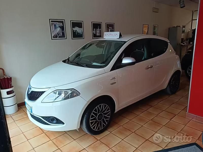 Usata Lancia Ypsilon 69 CV (50 kW) 2017 Bianco Utilitaria